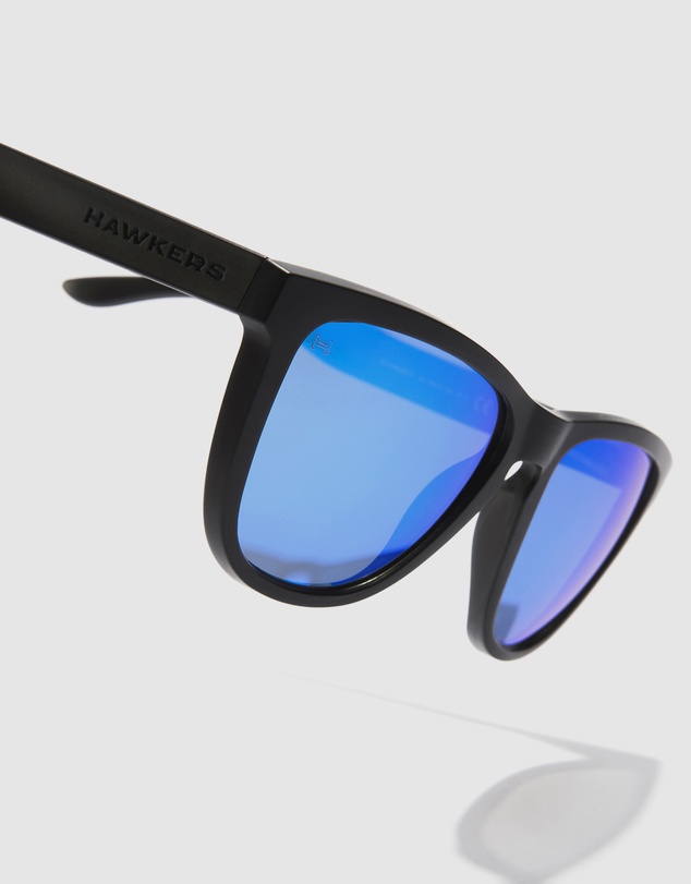 Hawkers Co - HAWKERS - Polarized Black Clear Blue ONE RAW Sunglasses for Men and Women UV400