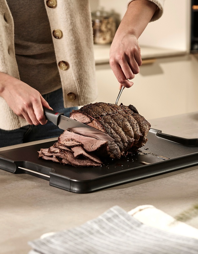 Joseph Joseph - Cut&Carve™ Plus Extra-Large Multi-function Chopping Board (Black)