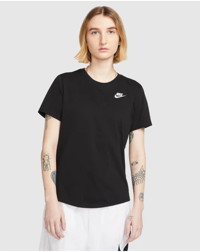 Nike - Sportswear Club Essentials T-Shirt