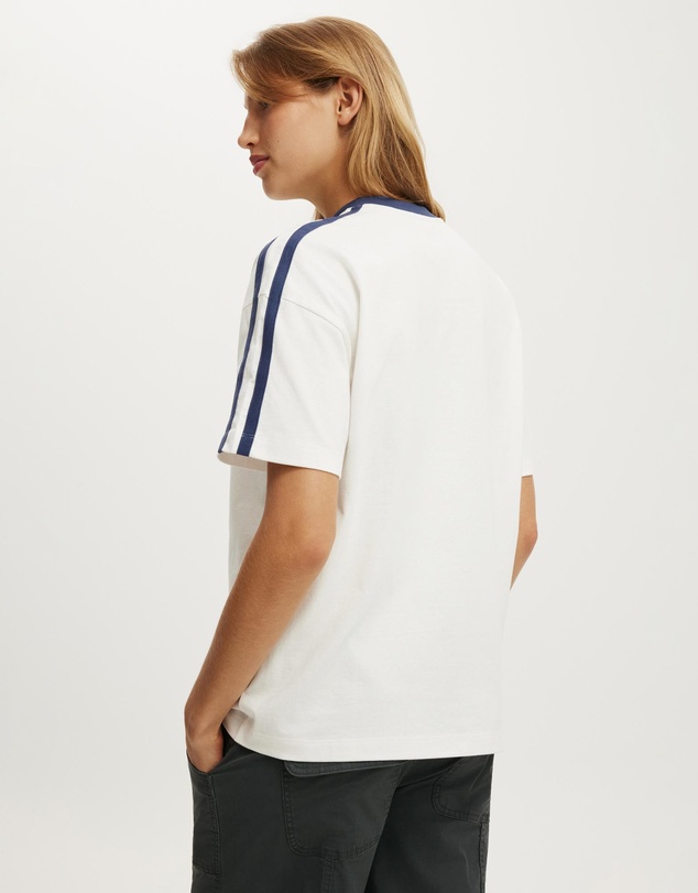 Cotton On - V-Neck Oversized Graphic Tee