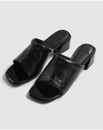 Brie Leon - Camille Mule