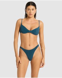 Bond-Eye Swimwear - Scene Brief
