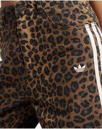 adidas Originals - Originals Denim Loose Pants in Leopard