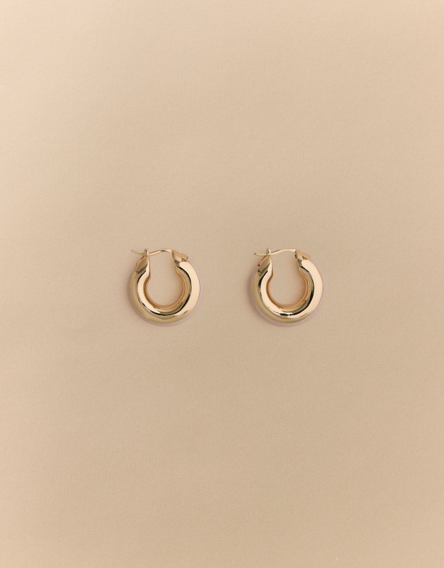 Trenery - Lutra Huggie Earrings in Tahini