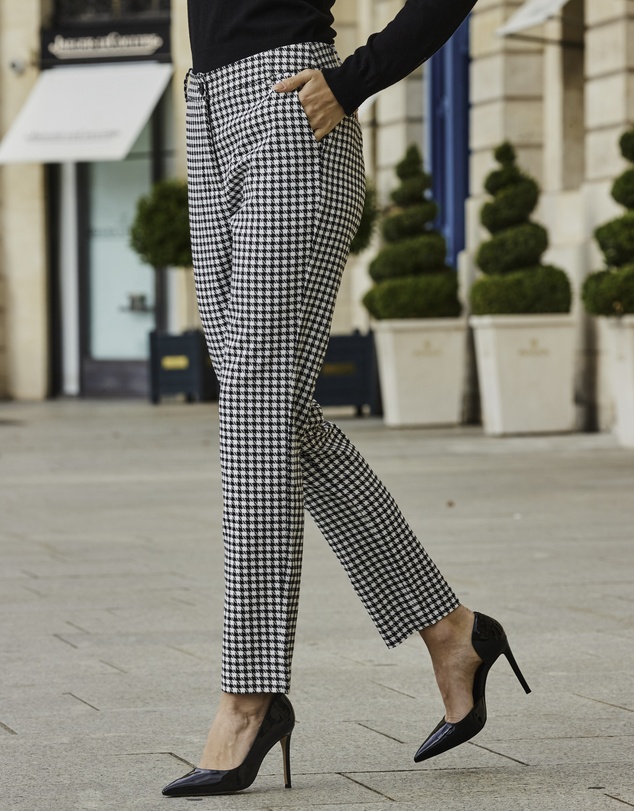 Sosandar - Houndstooth Print Tapered Leg Trousers