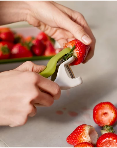 Joseph Joseph - Tweezy™ 2-in-1 Pitter and Huller