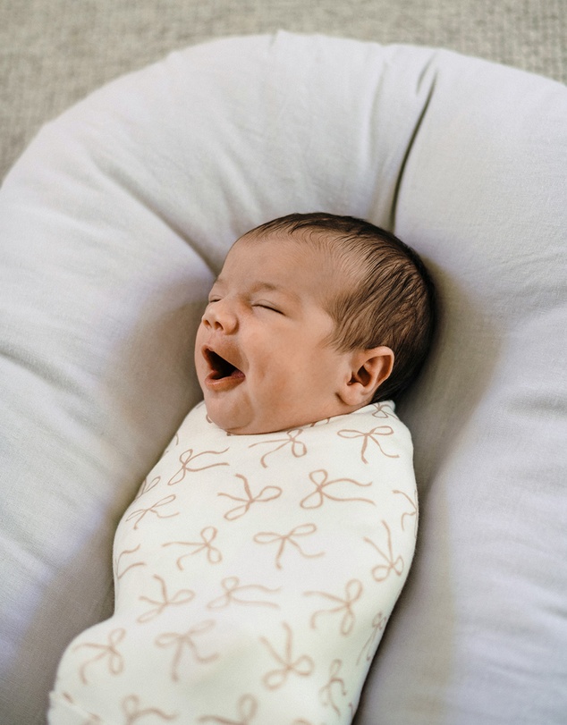 Kynd Baby - Large Stretchy Swaddle in Ivory Bow