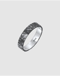 Kuzzoi - ICONIC EXCLUSIVE - Hammered Band Ring in Oxidised 925 Sterling Silver
