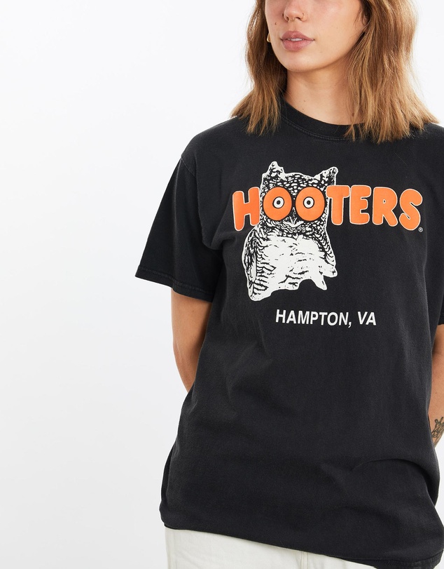 Vintage by The Real Deal - Pre Loved - Vintage Hooters Tee