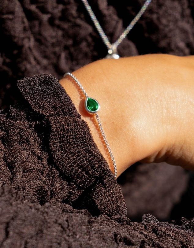 Dower & Hall - Women's Green Garnet Pear Chain Bracelet In Sterling Silver