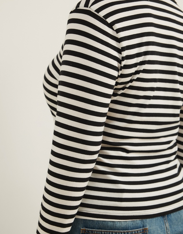 Atmos&Here Curvy - Deep V-Neck Long Sleeve T-Shirt