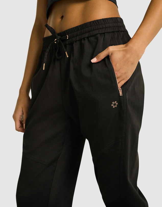 Rockwear - Woven 3/4 Jogger