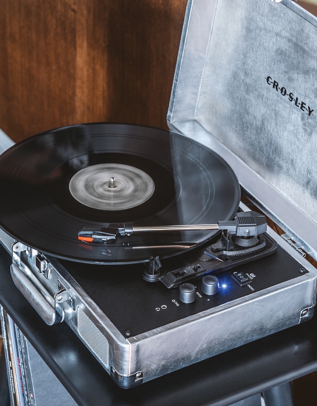 Crosley - Crosley Cruiser Bluetooth Portable Turntable + Crosley Turntable Stand Bundle - Silver