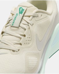 Nike - Structure 26 - Women's