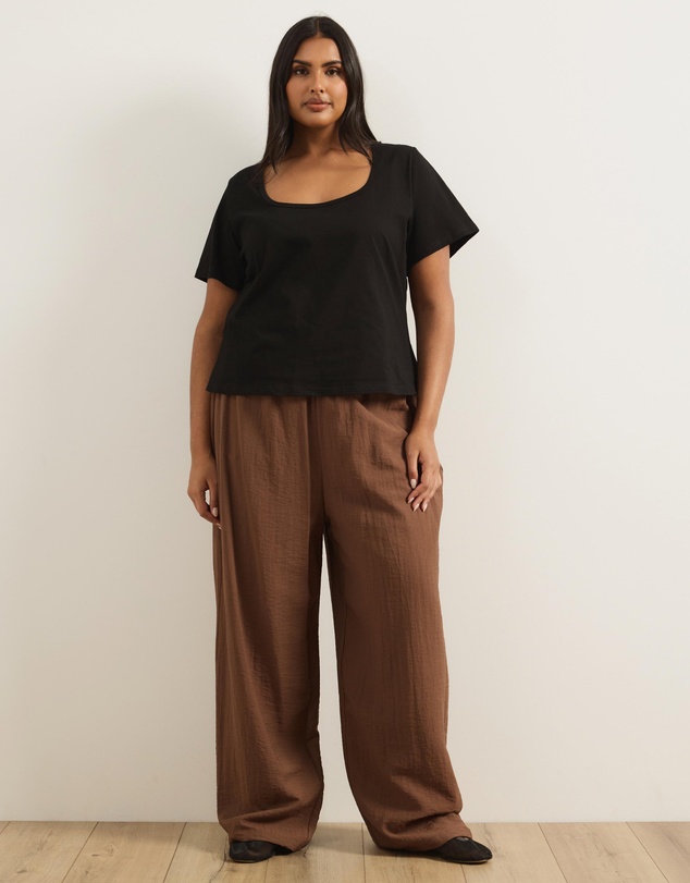 Atmos&Here Curvy - Lana Short Sleeve Scoop Neck Fitted Tee