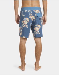 Billabong - Mens Good Times Pro Performance 17.5