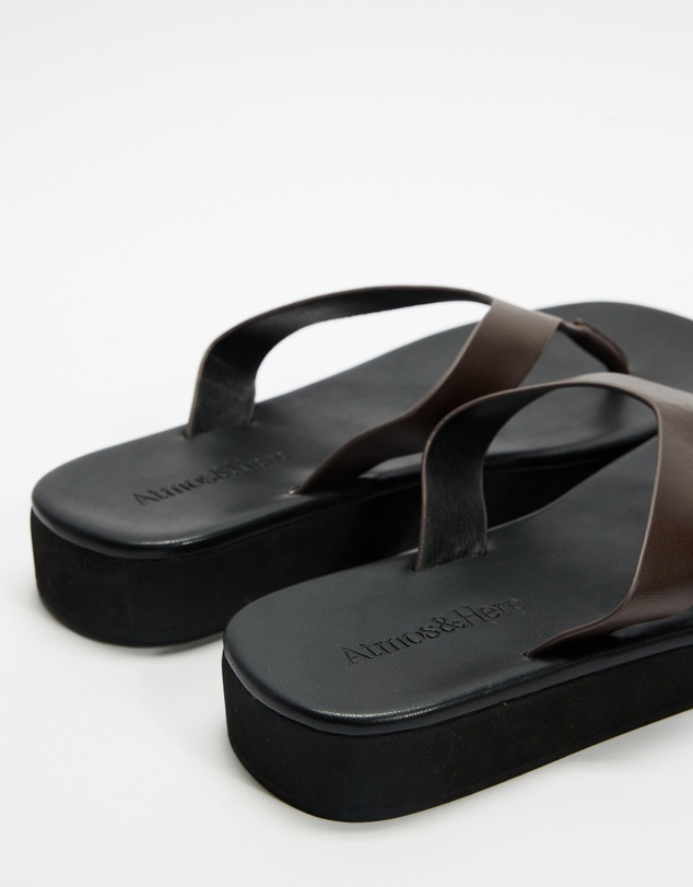 Atmos&Here - Tia Contrast Strap Leather Platform Thongs