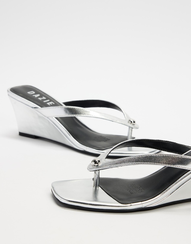 Dazie - Jacqui Stud Wedge Thongs