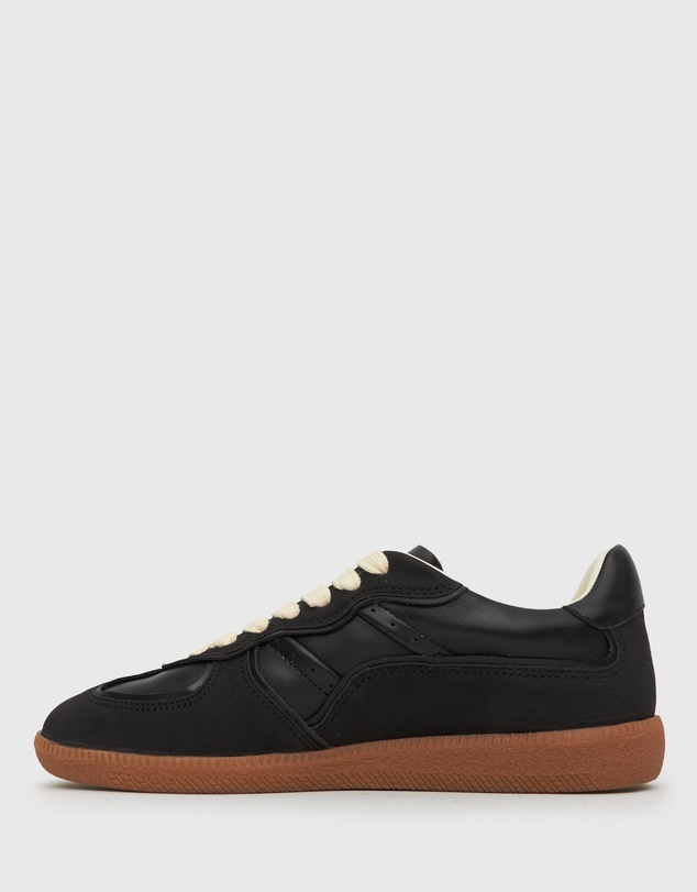 Betts - June Low-Top Sneakers