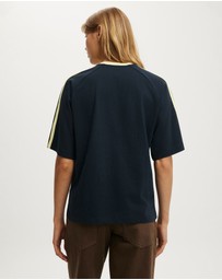 Cotton On - V-Neck Oversized Raglan Graphic Tee