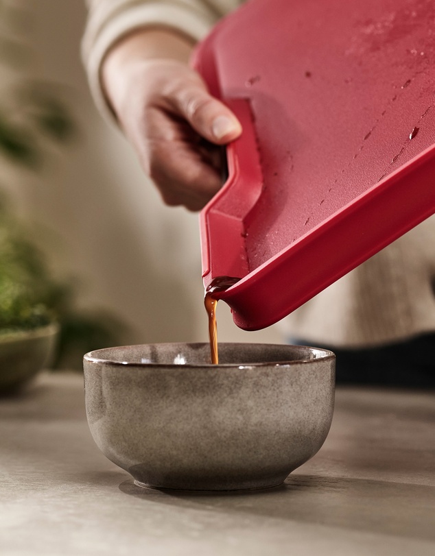 Joseph Joseph - Cut&Carve™ Plus Extra-Large Multi-function Chopping Board (Red)