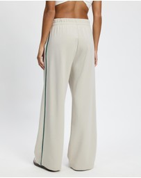 adidas Sportswear - Seasonal Essentials Colorpop Pants With Embroidered Graphic