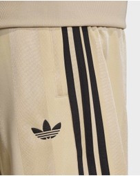 adidas Originals - 3-STRIPES LOOSE ENGINEERED SHORTS Mens