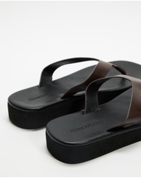 Atmos&Here - Tia Contrast Strap Leather Platform Thongs