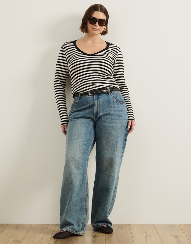 Atmos&Here Curvy - Deep V-Neck Long Sleeve T-Shirt