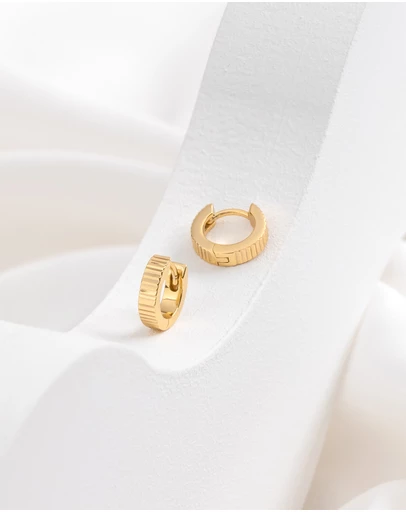 Wanderlust + Co - Ribbed Bar Gold 8mm Baby Huggie Earrings