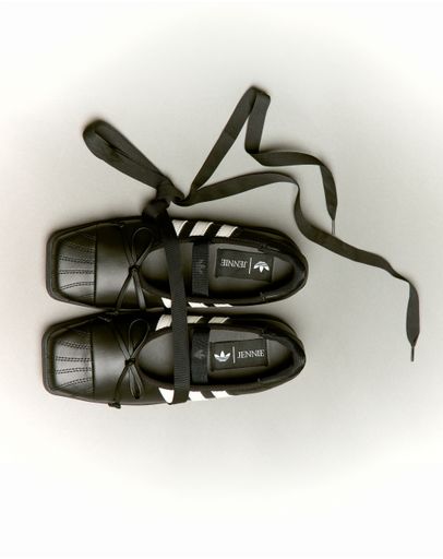 Core Black / Core Black / Off White