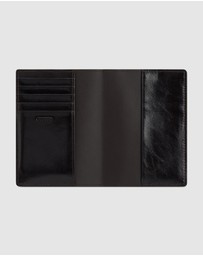 Oroton - Jordan Passport Holder Crackle