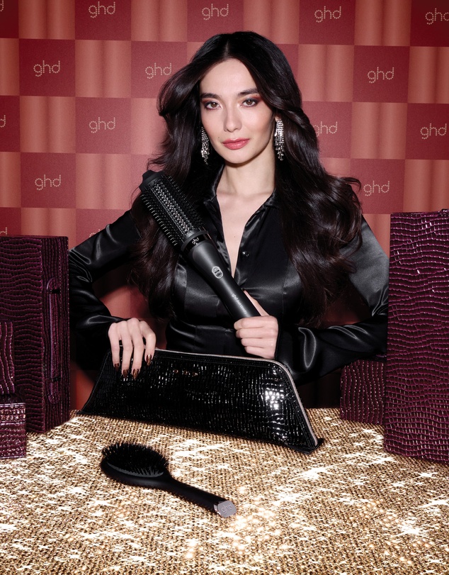 ghd - duet blowdry 2 in 1 Hair Dryer Brush Gift Set in Black (Valued at $702)