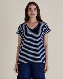 Betty Basics - Ayla V-Neck Tee