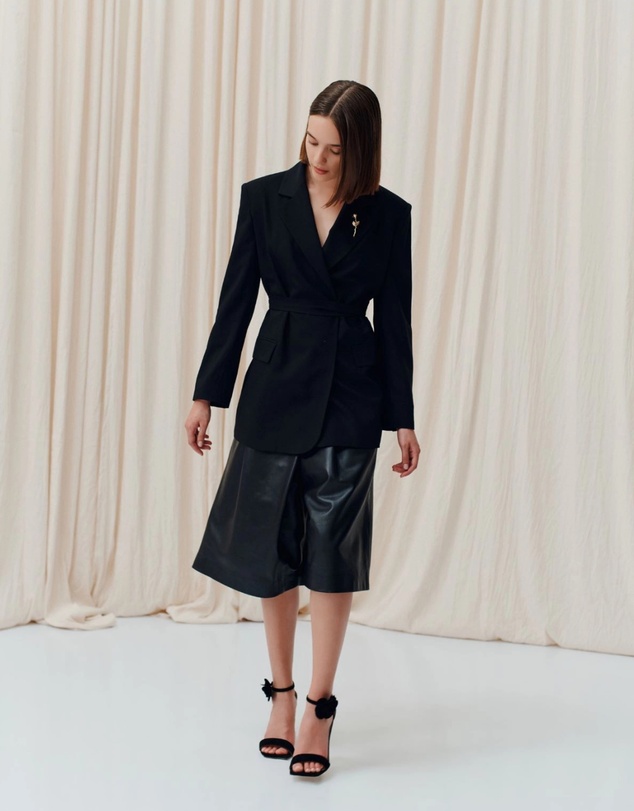 Marella - ICONIC EXCLUSIVE - Emily Ratajkowski - Train Leather Short Trouser
