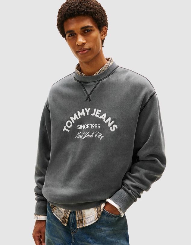 Tommy Jeans - Relaxed Garment Dyed Applique Crew
