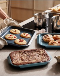 Joseph Joseph - Nest™ Bake 3-Piece Non-Stick Baking Tray Set with Easy-Pull Handles