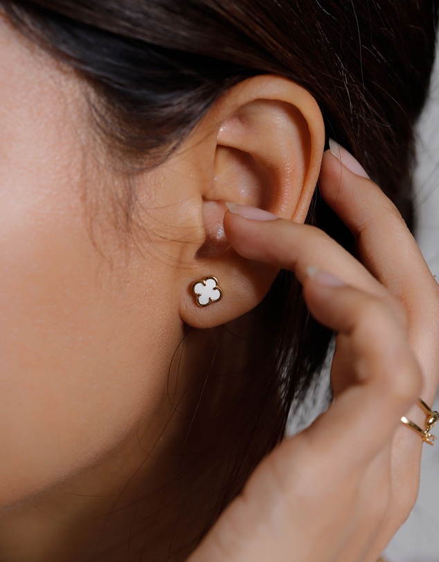 Elli Jewelry - White Enamel Cloverleaf Stud Earrings in Gold-Plated 925 Silver