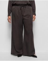 Commonry - Megan Pant