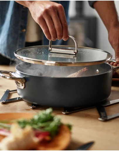 Joseph Joseph - Space Non-stick Shallow Casserole Pan with Folding Handles and Lid - 28 cm