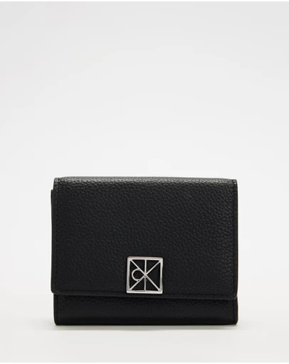 Calvin Klein - Emblem HW Pebble Trifold W/ Zip