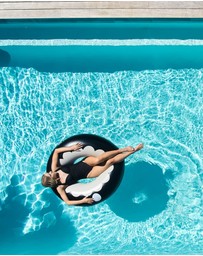 &Sunday - Scallop Oversized Inflatable Pool Tube Float- Black
