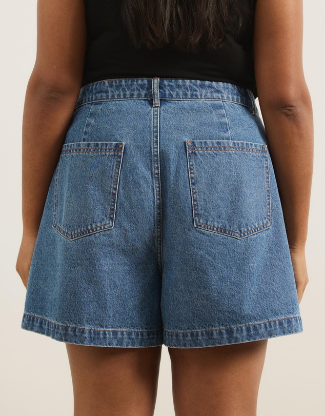 Atmos&Here Curvy - Devon Pleated Denim Shorts