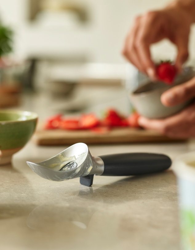 Joseph Joseph - Elevate™ Ice-Cream Scoop with Integrated Tool Rest