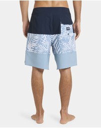 Billabong - Mens Tribong Performance 18.5