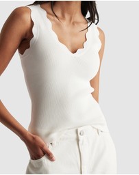 Decjuba - Kai Scallop V-Neck