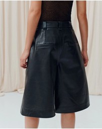 Marella - ICONIC EXCLUSIVE - Emily Ratajkowski - Train Leather Short Trouser