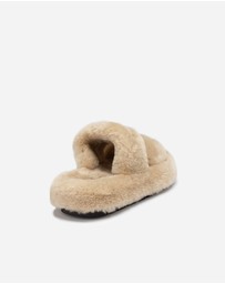 Ozwear Connection Uggs - Ugg Signature Shearling Slippers