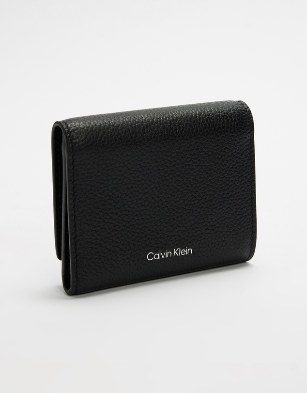 Calvin Klein - Emblem HW Pebble Trifold W/ Zip