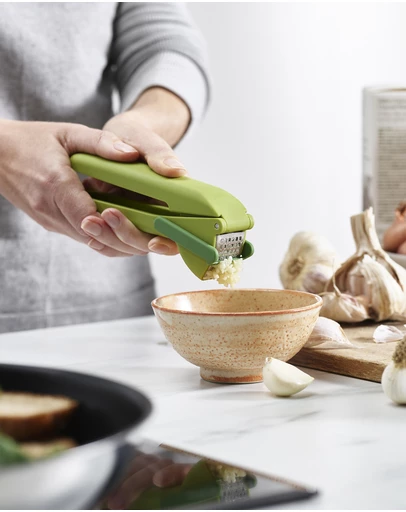 Joseph Joseph - CleanForce™ Garlic Press (Green)